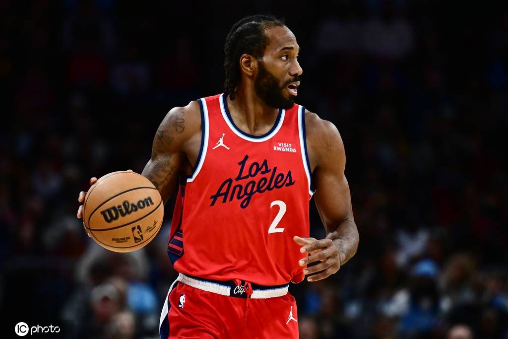 曝伦纳德左膝不适 提前结束客场之旅返回洛杉矶治疗